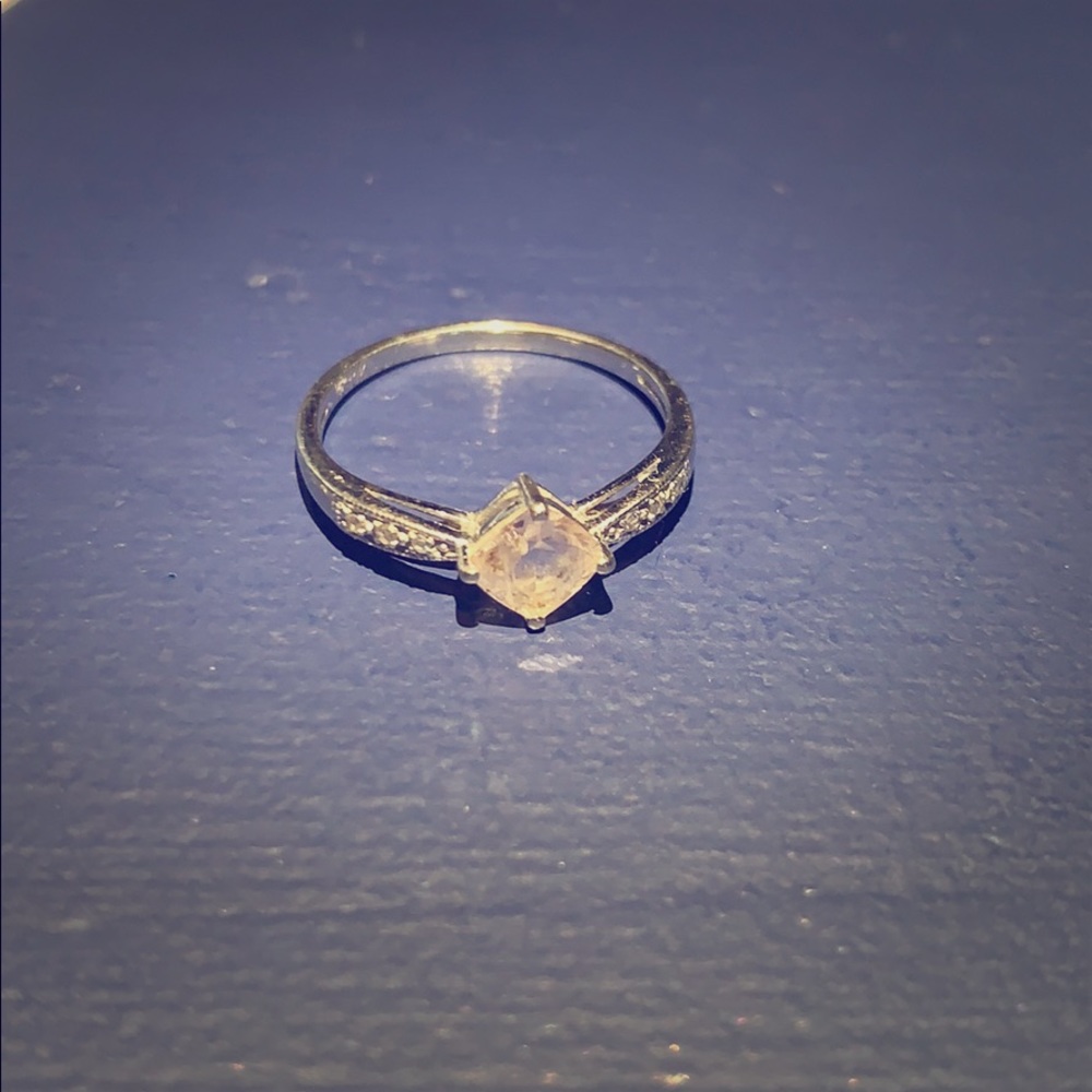 Morganite and diamond chip Ring